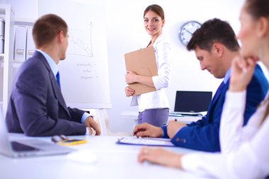 İş adamları el sıkışıyor, toplantıyı bitiriyor, ofiste.