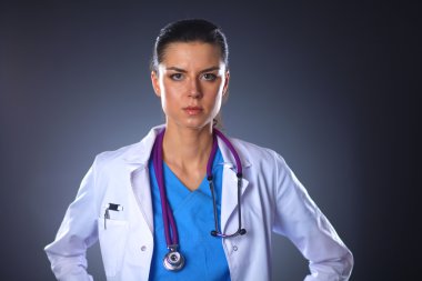 Steteskopu olan genç doktor kadın gride izole edilmiş.