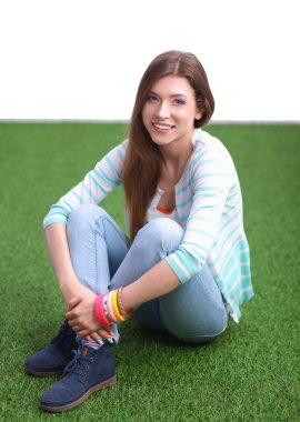 kadının okuma kitabı yeşil çimenlerin üzerinde oturur