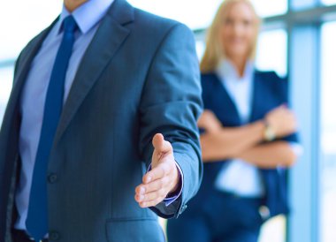 Genç işadamı office el sıkışması ayakta hazır