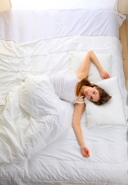 Bella ragazza dorme in camera da letto, sdraiata sul letto — Foto Stock