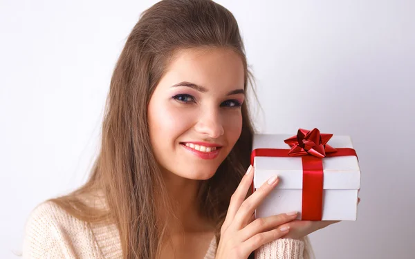 Giovane donna felice sorriso tenere scatola regalo in mano — Foto Stock