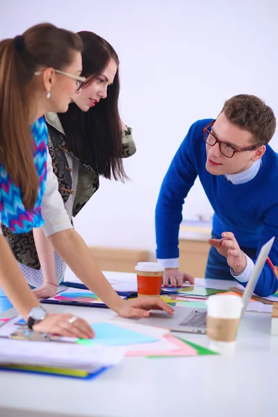 Jóvenes empresarios que trabajan en la oficina en un nuevo proyecto — Foto de Stock