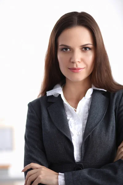 Portrait of business woman standing with crossed arms in office — Stock Photo, Image