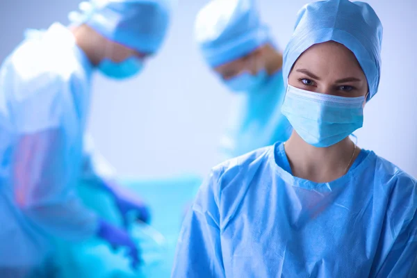 Teamchirurg aan het werk in de operatiekamer. — Stockfoto