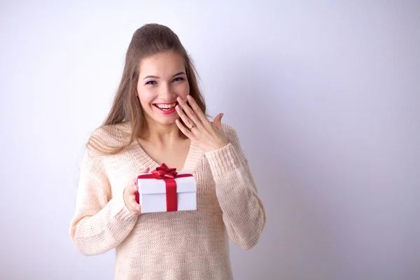 Jonge vrouw gelukkig glimlach houden de doos van de gift in handen — Stockfoto