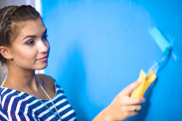 Feliz hermosa joven mujer haciendo pintura de pared —  Fotos de Stock