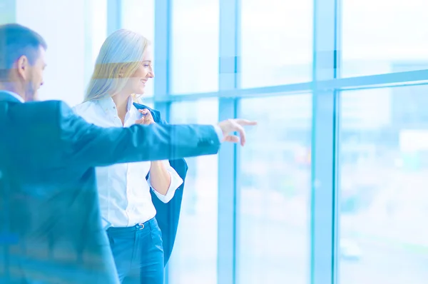 Sonriente equipo de negocios exitoso de pie en la oficina —  Fotos de Stock