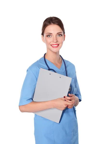 Χαμογελαστή γυναίκα γιατρός με φάκελο με στολή που στέκεται στο νοσοκομείο — Φωτογραφία Αρχείου