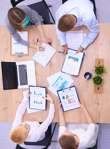 Gente de negocios sentada y discutiendo en la reunión de negocios, en la oficina — Foto de Stock