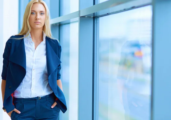 Jeune femme d'affaires debout dans le centre d'affaires — Photo