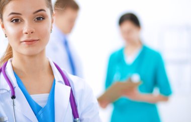 Tıp grubunun önünde çekici bir kadın doktor.