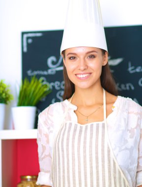 Mutfakta üniformalı kadın portresi.