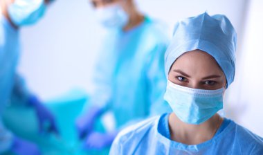 Ekip cerrahı ameliyathanede..