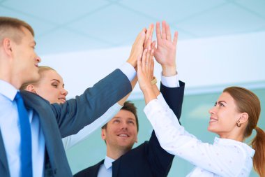 İş adamları kendi elleriyle birlikte bir daire içinde