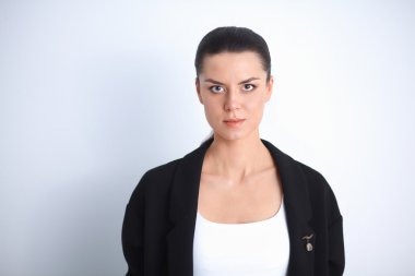 ayakta, gri arka plan üzerinde izole genç kadın