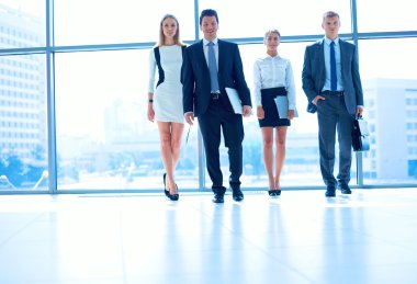 Başarılı iş takım ayakta Office gülümseyen