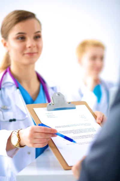 Équipe médicale assise à la table de l'hôpital moderne — Photo