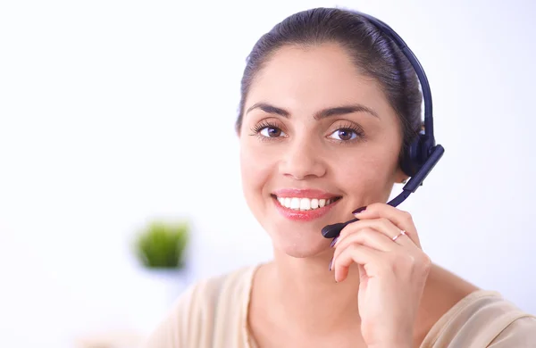 Retrato de primer plano de un agente de servicio al cliente sentado en la oficina — Foto de Stock