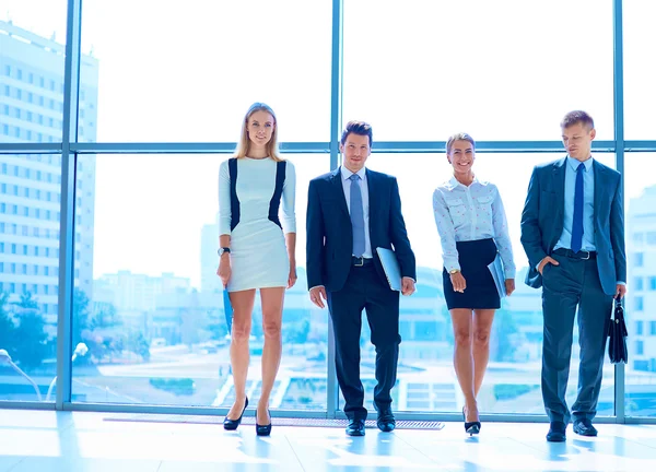 Les jeunes gens d'affaires descendent du bureau moderne — Photo