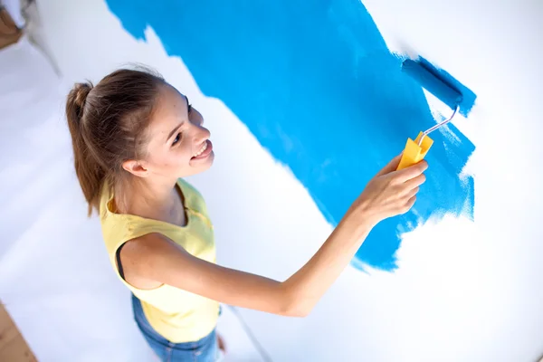 幸せな美しい若い女性が壁の絵をやって — ストック写真