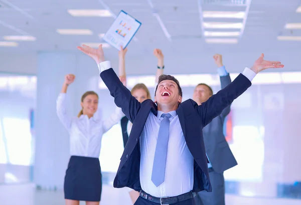 Equipo de negocios celebrando un triunfo con los brazos en alto — Foto de Stock