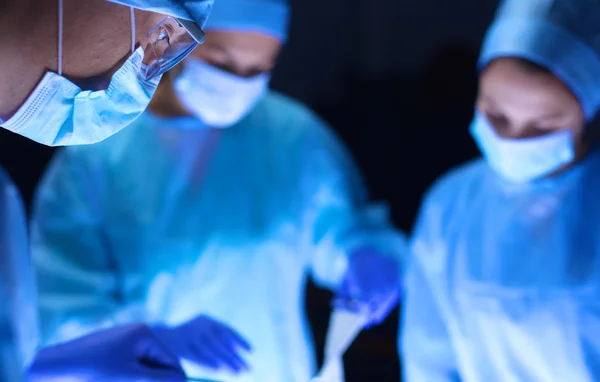 Team surgeon at work in operating room. — Stock Photo, Image