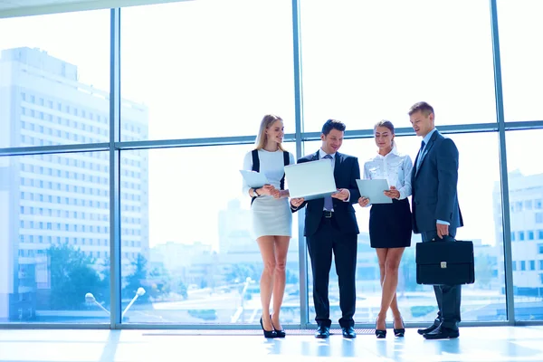 Glimlachend succesvol bedrijf team staande in office — Stockfoto