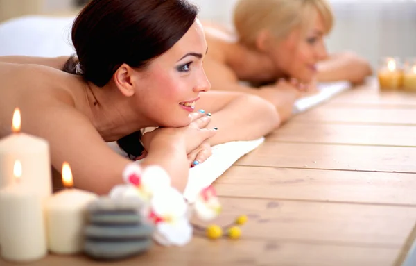 Duas jovens mulheres bonitas relaxando e desfrutando no centro de spa — Fotografia de Stock