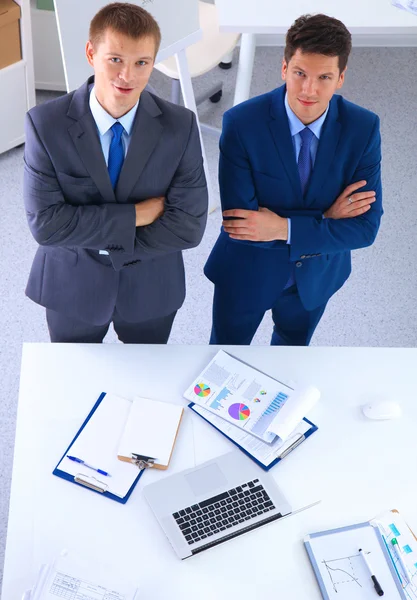 Zwei Geschäftsleute stehen mit einem leeren Blatt Papier — Stockfoto