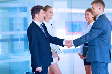 İki başarılı iş adamının el sıkışması.