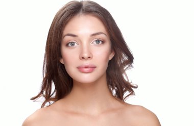 Güzel genç kadın yüzünün yakın portresi. Beyaz arkaplanda izole.