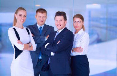 Başarılı iş takım ayakta Office gülümseyen