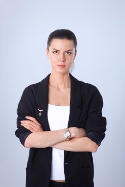 ayakta, gri arka plan üzerinde izole genç kadın