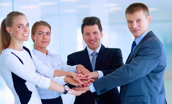 Affärsmän med händerna tillsammans i en cirkel — Stockfoto