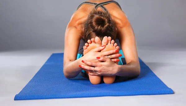 Retrato de chica deportiva haciendo ejercicio de estiramiento de yoga —  Fotos de Stock