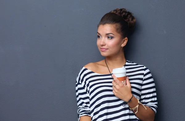 Retrato de mujer joven con taza de té o café —  Fotos de Stock