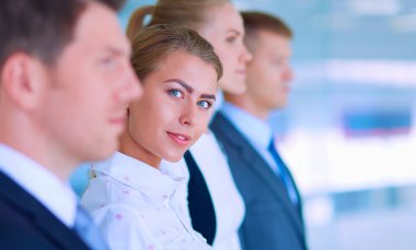 Başarılı iş takım ayakta Office gülümseyen