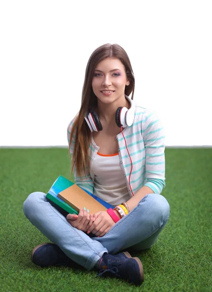 Femme livre de lecture se trouve sur l'herbe verte — Photo