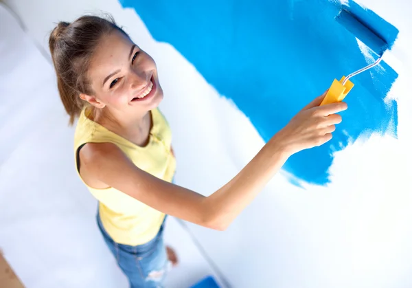 Feliz hermosa joven mujer haciendo pintura de pared —  Fotos de Stock