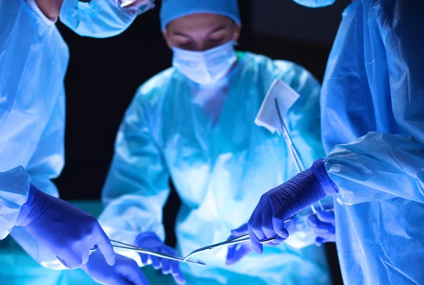 Teamchirurg aan het werk in de operatiekamer. — Stockfoto