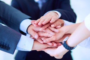 İş adamları kendi elleriyle birlikte bir daire içinde