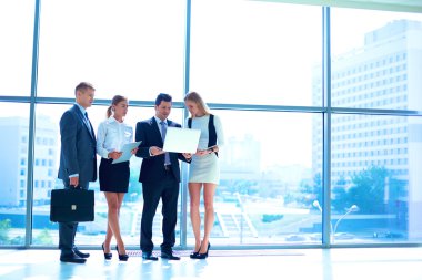 Başarılı iş takım ayakta Office gülümseyen