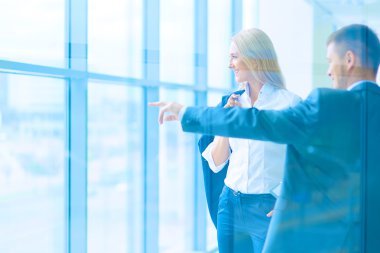 Başarılı iş takım ayakta Office gülümseyen