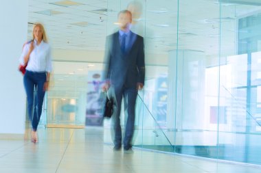 bir iş merkezi koridorda yürürken iş adamları