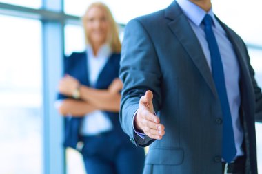 Genç işadamı office el sıkışması ayakta hazır