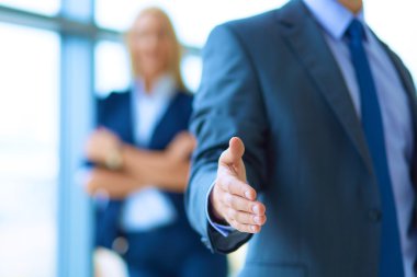 Genç işadamı office el sıkışması ayakta hazır