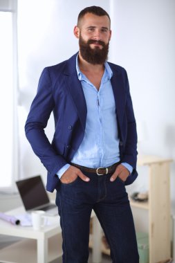 Ayakta, gri arka plan üzerinde izole yakışıklı adam portresi