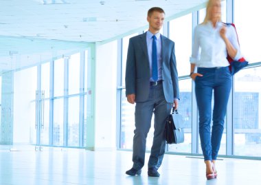 Başarılı iş takım ayakta Office gülümseyen