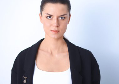 ayakta, gri arka plan üzerinde izole genç kadın